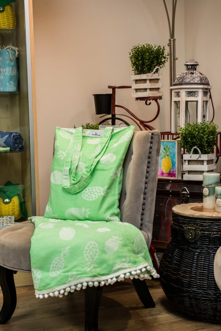 Round Towel w/ Matching Bag - Pineapple
