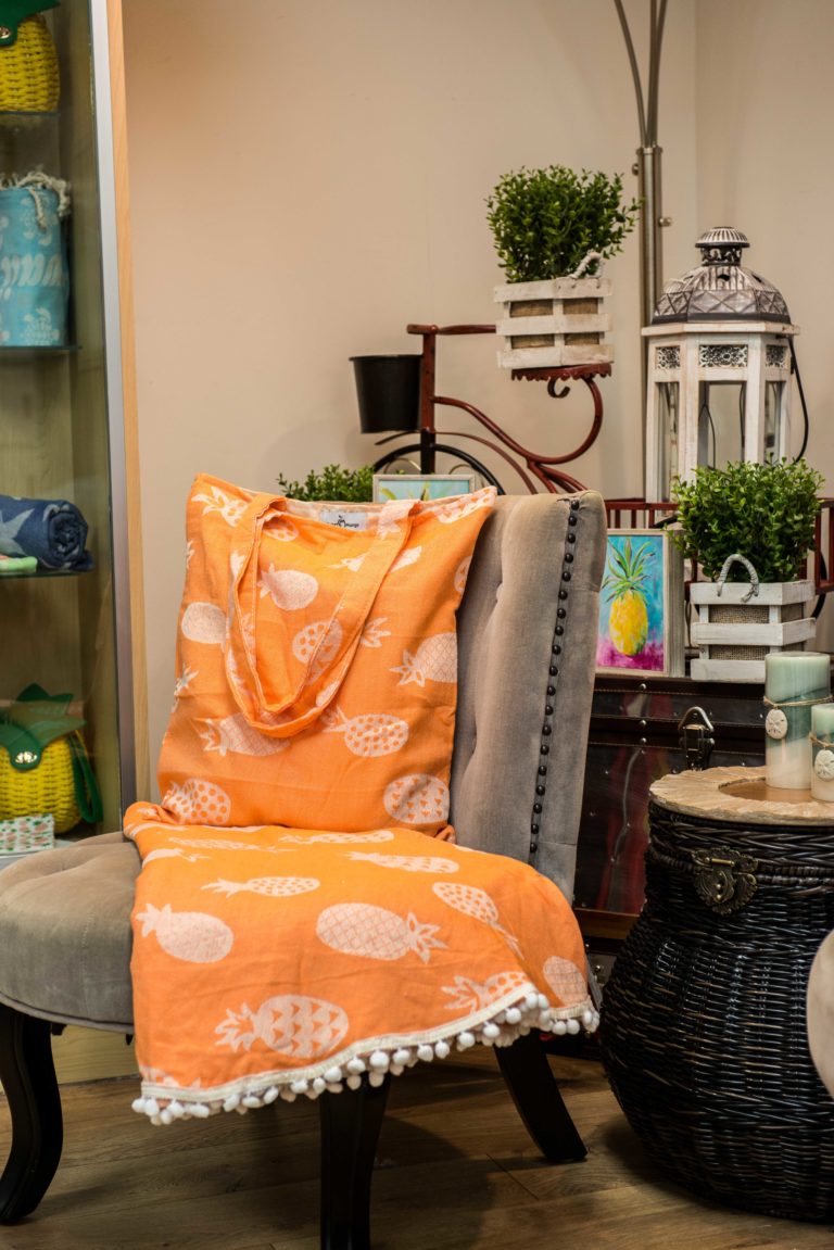Round Towel w/ Matching Bag - Pineapple