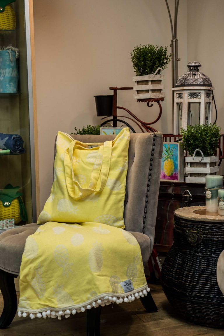 Round Towel w/ Matching Bag - Pineapple